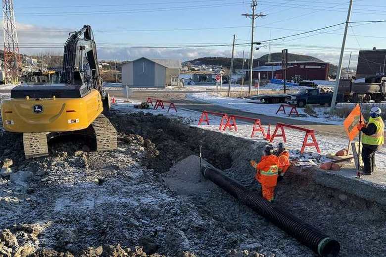 Pittmans crew installing underground municipal services with GPS-equipped excavator